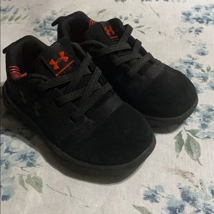 Size 6 under armor black suede shoes